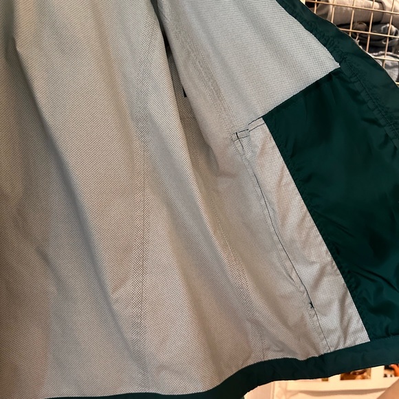 The North Face women’s windbreaker in green - Picture 6 of 9